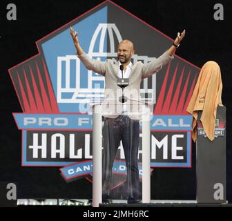 Canton, États-Unis. 06th août 2022. Le comédien Keegan-Michael Key s'exprime en tant que MC à la cérémonie d'initiation du Pro football Hall of Fame 2022 à Canton, Ohio, le samedi, à 6 août 2022. Photo par Aaron Josefczyk/UPI crédit: UPI/Alay Live News Banque D'Images