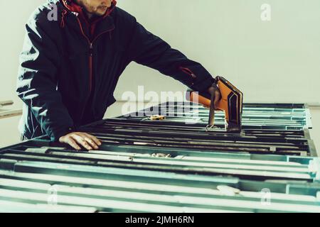 Une équipe spéciale de géologues qui étudient les roches dans l'industrie en utilisant des machines modernes.foyer sélectif Banque D'Images