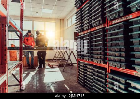 Une équipe spéciale de géologues qui étudient les roches dans l'industrie en utilisant des machines modernes.foyer sélectif Banque D'Images