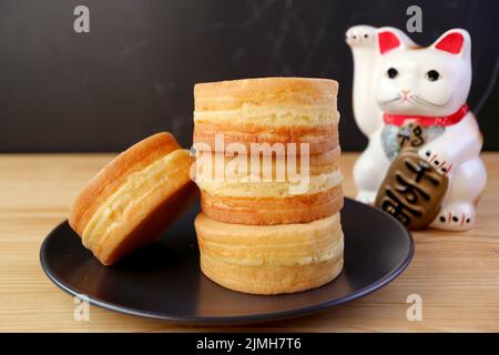 Une pile de desserts traditionnels japonais appelés Imagawayaki ou Obanyaki, un savoureux gâteau de panais aux haricots rouges Azuki Banque D'Images