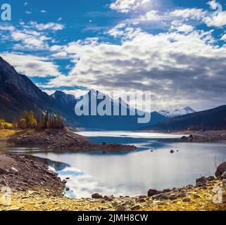 Lac Medicine et les montagnes Banque D'Images