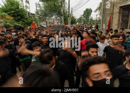 Srinagar, Inde. 06th août 2022. Les mouneurs musulmans chiites ont battu leurs coffres lors d'une procession religieuse le 7th jour de Muharram. Muharram est le premier mois de l'Islam. C'est l'un des mois les plus saints du calendrier islamique. Les musulmans chiites commémorent Muharram comme un mois de deuil en souvenir du martyre du petit-fils du prophète islamique Muhammad Imam Hussain, qui a été tué à Ahura (10th jour de Muharram) dans la bataille de Karbala en 680 A.D. (photo d'Irrees Abbas/SOPA Images/Sipa USA) Credit: SIPA Live USA/Alay News Banque D'Images