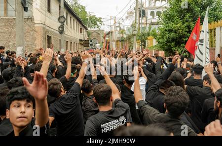 Srinagar, Inde. 06th août 2022. Les mouneurs musulmans chiites ont battu leurs coffres lors d'une procession religieuse le 7th jour de Muharram. Muharram est le premier mois de l'Islam. C'est l'un des mois les plus saints du calendrier islamique. Les musulmans chiites commémorent Muharram comme un mois de deuil en souvenir du martyre du petit-fils du prophète islamique Muhammad Imam Hussain, qui a été tué à Ahura (10th jour de Muharram) dans la bataille de Karbala en 680 A.D. (photo d'Irrees Abbas/SOPA Images/Sipa USA) Credit: SIPA Live USA/Alay News Banque D'Images