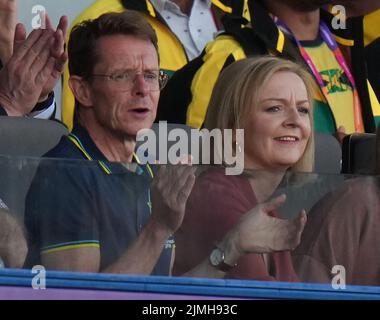 Liz Truss avec le maire de West Midlands Andy Street au stade Alexander pour assister à l'athlétisme le neuf jour des Jeux du Commonwealth de 2022 à Birmingham. Date de la photo: Samedi 6 août 2022. Banque D'Images