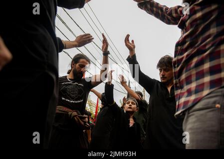 Srinagar, Inde. 06th août 2022. Les mouneurs musulmans chiites ont battu leurs coffres lors d'une procession religieuse le 7th jour de Muharram. Muharram est le premier mois de l'Islam. C'est l'un des mois les plus saints du calendrier islamique. Les musulmans chiites commémorent Muharram comme un mois de deuil en souvenir du martyre du petit-fils du prophète islamique Muhammad Imam Hussain, qui a été tué à Ahura (10th jour de Muharram) dans la bataille de Karbala en 680 A.D. (photo d'Irrees Abbas/SOPA Images/Sipa USA) Credit: SIPA Live USA/Alay News Banque D'Images