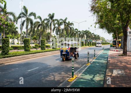 BANGKOK - THAÏLANDE, 20 mars 2016. Tuk Tuk taxi dans la ville de Bangkok. Les moyens de transport traditionnels et touristiques sont populaires. Banque D'Images