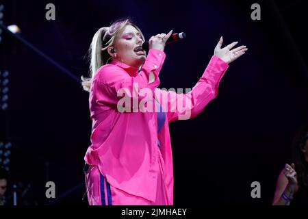 Preston Park, ville de Brighton et Hove, East Sussex, Royaume-Uni, Ella Henderson en train de jouer au Brighton Pride 2022 Festival, nous sommes Fabuloso. 6th août 2022 Banque D'Images