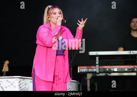 Preston Park, ville de Brighton et Hove, East Sussex, Royaume-Uni, Ella Henderson en train de jouer au Brighton Pride 2022 Festival, nous sommes Fabuloso. 6th août 2022 Banque D'Images