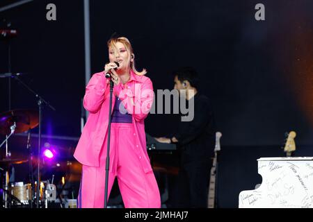 Preston Park, ville de Brighton et Hove, East Sussex, Royaume-Uni, Ella Henderson en train de jouer au Brighton Pride 2022 Festival, nous sommes Fabuloso. 6th août 2022 Banque D'Images