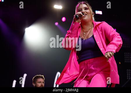 Preston Park, ville de Brighton et Hove, East Sussex, Royaume-Uni, Ella Henderson en train de jouer au Brighton Pride 2022 Festival, nous sommes Fabuloso. 6th août 2022 Banque D'Images