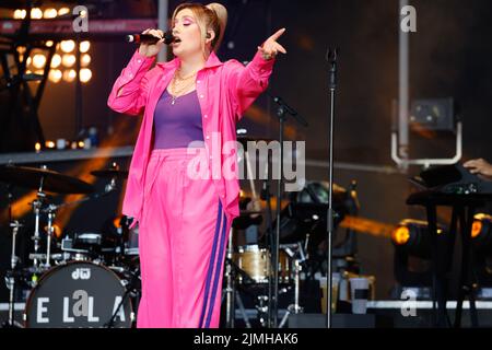 Preston Park, ville de Brighton et Hove, East Sussex, Royaume-Uni, Ella Henderson en train de jouer au Brighton Pride 2022 Festival, nous sommes Fabuloso. 6th août 2022 Banque D'Images