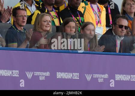 LES ÉDITEURS NOTENT que les visages des enfants ont été pixélisés car le PA Picture Desk n'a pas pu obtenir l'autorisation nécessaire pour photographier un enfant de moins de 16 ans. Liz Truss avec le maire de West Midlands Andy Street (à gauche) au stade Alexander pour observer l'athlétisme, avec ses filles Frances, 16 ans, et Liberty, 13 ans, et son mari Hugh O'Leary le neuf jour des Jeux du Commonwealth de 2022 à Birmingham. Date de la photo: Samedi 6 août 2022. Banque D'Images