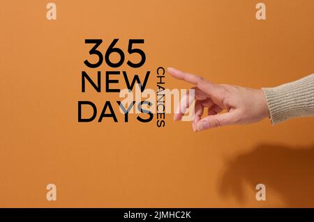 La main féminine pointe à l'inscription motivationnelle 365 jours est 365 chances et de nouvelles opportunités. Le concept de commencer un nouveau Banque D'Images