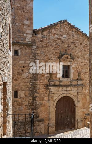 eglise d'El Salvador sur la rue Abadia dans la ville de Culla, déclarée la plus belle en Espagne, Castellon, Espagne, Europe Banque D'Images