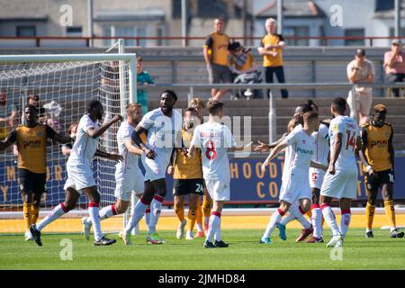 Newport, Royaume-Uni. 06th août 2022. Les joueurs de Walsall fêtent après avoir atteint leur but de 1st, un but de Mickey Demetriou, du comté de Newport (pas sur l'image). EFL football League Two Match, Newport County v Walsall à Rodney Parade à Newport, pays de Galles, le samedi 6th août 2022. À des fins éditoriales uniquement. Cette image est à usage éditorial exclusif, licence requise pour un usage commercial. photo par crédit : Andrew Orchard sports Photography/Alamy Live News Banque D'Images
