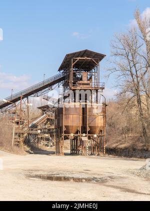 Une vieille carrière de gravier. Matériel d'exploitation minière et d'exploitation de carrières. Mine de gravier en granit à ciel ouvert. Banque D'Images