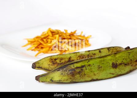 Gros plan image de la banane plantain et des éclats sur fond blanc Banque D'Images