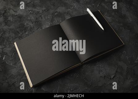 Carnet d'esquisses noir, stylo Banque D'Images