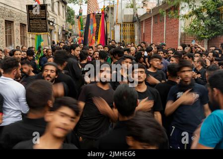 6 août 2022, Srinagar, Jammu-et-Cachemire, Inde : les mouneurs musulmans chiites ont battu leurs quêtes lors d'une procession religieuse le 7th jour de Muharram. Muharram est le premier mois de l'Islam. C'est l'un des mois les plus saints du calendrier islamique. Les musulmans chiites commémorent Muharram comme un mois de deuil en souvenir du martyre du petit-fils du prophète islamique Muhammad Imam Hussain, qui a été tué à Ahura (10th jour de Muharram) dans la bataille de Karbala en 680 A.D. (Credit image: © Idrees Abbas/SOPA Images via ZUMA Press Wire) Banque D'Images