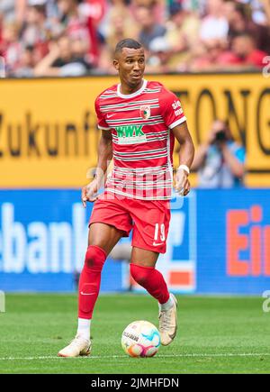 Felix UDUOKHAI, FCA 19 dans le match FC AUGSBOURG - SC FREIBURG 0-4 1.Ligue allemande de football le 06 août 2022 à Augsbourg, Allemagne. Saison 2022/2023, match 1, 1.Bundesliga, FCB, Munich, 1.Spieltag © Peter Schatz / Alamy Live News - LA RÉGLEMENTATION DFL INTERDIT TOUTE UTILISATION DE PHOTOGRAPHIES comme SÉQUENCES D'IMAGES et/ou QUASI-VIDÉO - Banque D'Images