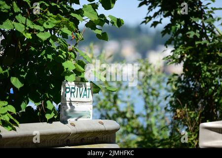 Privatgrundstück am Traunsee - Betreten verboten - propriété privée sur le lac Traunsee - entrée interdite Banque D'Images