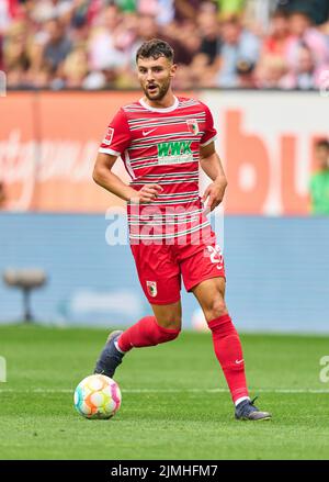 Maximilian Bauer, FCA 23 dans le match FC AUGSBOURG - SC FREIBURG 0-4 1.Ligue allemande de football le 06 août 2022 à Augsbourg, Allemagne. Saison 2022/2023, match 1, 1.Bundesliga, FCB, Munich, 1.Spieltag © Peter Schatz / Alamy Live News - LA RÉGLEMENTATION DFL INTERDIT TOUTE UTILISATION DE PHOTOGRAPHIES comme SÉQUENCES D'IMAGES et/ou QUASI-VIDÉO - Banque D'Images