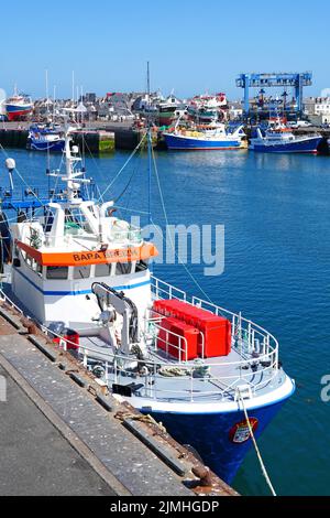 LE GUILVINEC, FRANCE -13 AOÛT 2021- vue sur les bateaux de pêche dans le Guilvinec, un port majeur pour la pêche dans le département du Finistère en Bretagne, France. Banque D'Images