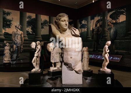 6 août 2022 : statue d'Apollon le Grand d'Istanbul datant du 2nd siècle Musées d'archéologie situés dans le quartier Eminonu d'Istanbul, Turquie, près du parc Gulhane et du palais de Topkapi sur 6 août 2022. Le bâtiment classique du Musée archéologique d'Istanbul a été ouvert après une vaste restauration, avec des salles d'exposition qui ont subi des travaux de renforcement du tremblement de terre et ont été rénovées conformément aux normes modernes de muséologie. Créé en tant que Musée impérial par le peintre et archéologue Osman Hamdi Bey à la fin du 19th siècle, Istanbul Archaeology Museums se compose de Banque D'Images