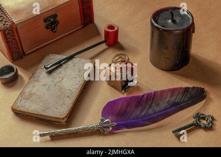 Objets de jeu d'enquête de détective privé. Un tuyau vintage, etc Banque D'Images