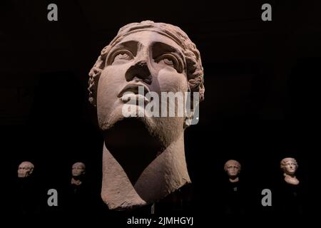 6 août 2022 : chef de sculpture de Sappho, poète du 2nd siècle dans les musées d'archéologie d'Istanbul situé dans le quartier Eminonu d'Istanbul, Turquie, près du parc Gulhane et du palais de Topkapi sur 6 août 2022. Le bâtiment classique du Musée archéologique d'Istanbul a été ouvert après une vaste restauration, avec des salles d'exposition qui ont subi des travaux de renforcement du tremblement de terre et ont été rénovées conformément aux normes modernes de muséologie. Créé comme le Musée impérial par le peintre et archéologue Osman Hamdi Bey à la fin du 19th siècle, Istanbul Archaeology Museums Cons Banque D'Images