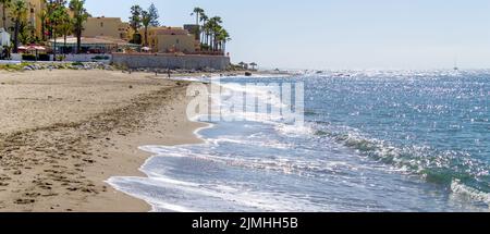 CALAHONDA, ANDALOUSIE/ESPAGNE - MAI 6 : Plage de Dona Lola à Calahonda Costa del sol Espagne sur 6 mai 2014. Personnes non identifiées. Banque D'Images