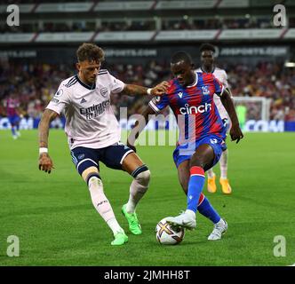 Londres, Angleterre, le 5th août 2022. Tyrick Mitchell de Crystal Palace avec Ben White d'Arsenal pendant le match de la Premier League à Selhurst Park, Londres. Le crédit photo devrait se lire: David Klein / Sportimage Banque D'Images