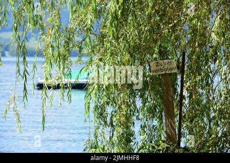 Privatgrundstück am Traunsee - Betreten verboten - propriété privée sur le lac Traunsee - entrée interdite Banque D'Images