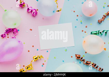 Assortiment avec vue de dessus et carte de ballons Banque D'Images