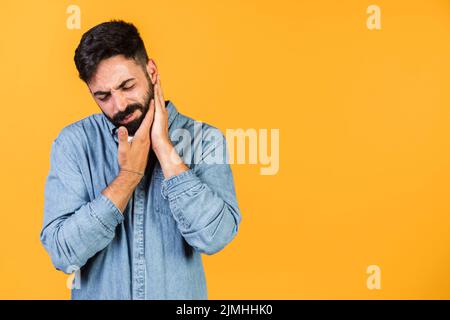 Un homme de taille moyenne avec les mains son menton Banque D'Images