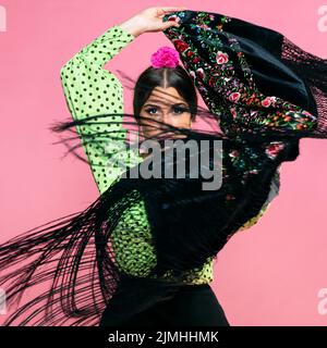 Danseuse de flamenco déplaçant le châle de manille Banque D'Images