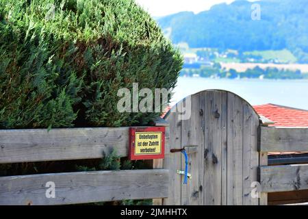 Privatgrundstück am Traunsee - Betreten verboten - propriété privée sur le lac Traunsee - entrée interdite Banque D'Images