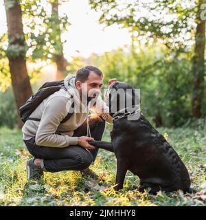 Jeune homme avec son parc pour chiens Banque D'Images