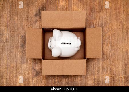 Tirelire en céramique dans une boîte ouverte Banque D'Images