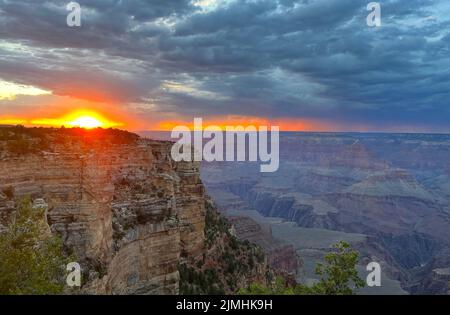 Coucher de soleil sur la South Rim Trail du Grand Canyon en Arizona, États-Unis Banque D'Images