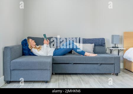 Une magnifique jeune femme blonde aime son temps à la maison seul dans son appartement Banque D'Images