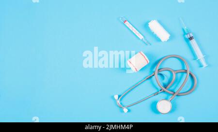 Stéthoscope avec vue de dessus et fond bleu pour équipements médicaux Banque D'Images