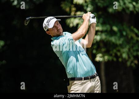 6 août 2022: Russell Henley débarque sur le deuxième trou de la troisième manche du championnat 2022 Wyndham au Sedgefield Country Club à Greensboro, NC. Scott Kinser/CSM Banque D'Images