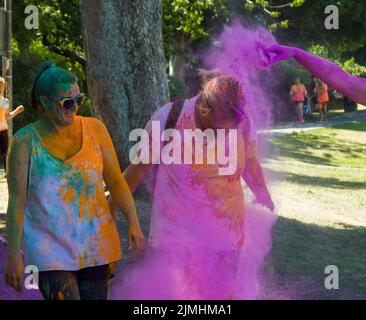 Courir en couleur dans un parc pour les familles. Banque D'Images