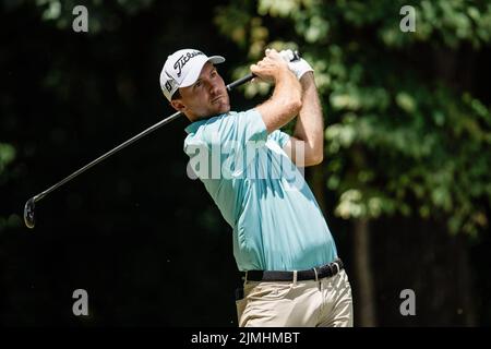 6 août 2022: Russell Henley débarque sur le deuxième trou de la troisième manche du championnat 2022 Wyndham au Sedgefield Country Club à Greensboro, NC. Scott Kinser/CSM Banque D'Images