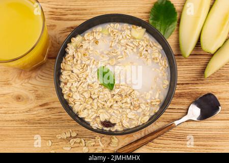 Bol à flocons d'avoine avec jus d'orange Banque D'Images