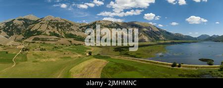 Le lac Matese dans le parc régional Parco del Matese, Campanie, Molise, Italie, Europe, matese montagnes italie. photo panoramique Banque D'Images