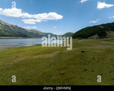 Le lac Matese dans le parc régional Parco del Matese, Campanie, Molise, Italie, Europe, San Gregorio Matese. Vue aérienne. Banque D'Images