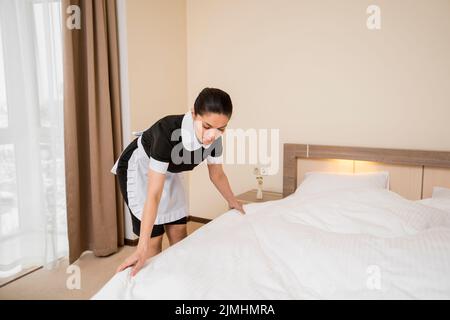 Femme de chambre préparant la chambre d'hôtel Banque D'Images