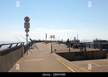 Le Pink Hut. A l'origine, il y avait un poste d'observation pour les courses de bateaux, etc. Cardiff barrage vues. Août 2022. Été Banque D'Images